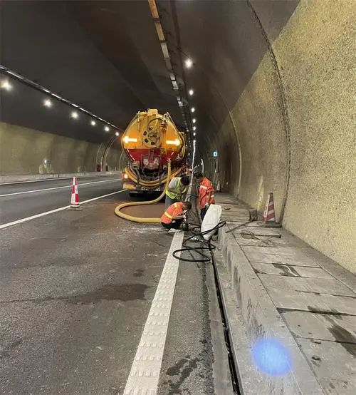 东山隧道排水渠清淤